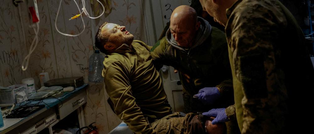 Sanitäter der 5. Angriffsbrigade helfen dem verletzten ukrainischen Soldaten Mykhailo, 42 Jahre alt, in einem medizinischen Stabilisierungspunkt inmitten des russischen Angriffs auf die Ukraine in der Nähe einer Frontlinie in der Region Donezk, Ukraine, 9. November 2023.