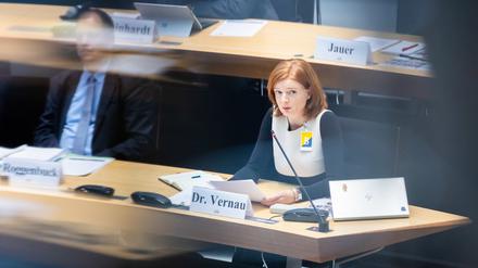 Gemeinsame Sitzung. Im Oktober 2022 musste RBB-Interimsintendantin Katrin Vernau im Abgeordnetenhaus Fragen der Parlamentarier aus Berlin und Brandenburg zur RBB-Krise beantworten. Im September übergibt sie ihr Amt an Ulrike Demmer.