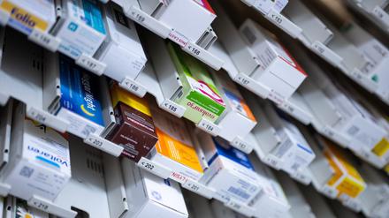 Zahlreiche Medikamente, darunter auch verschreibungspflichtige Mittel, liegen in einer Apotheke (Archivbild).
