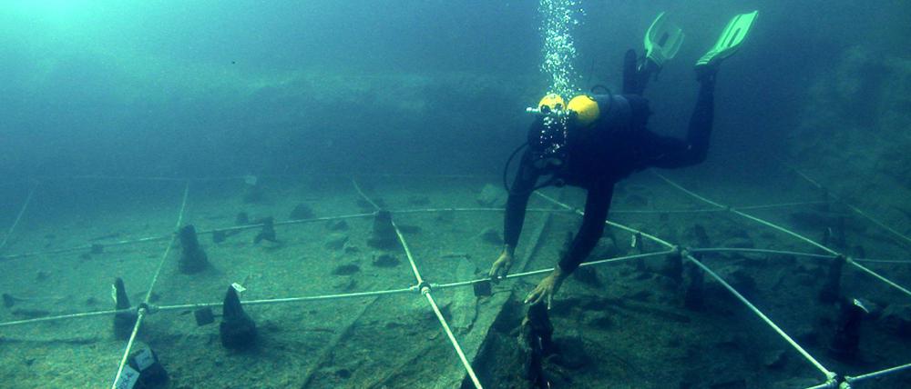 Am Grund des Braccianosees unweit Roms haben Forschende die Überreste eines mehr als 7000 Jahre alten Kanus entdeckt.