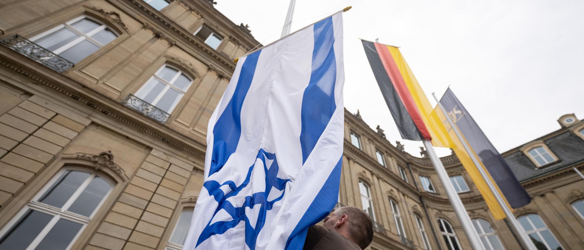 Innenministerien der Bundesländer bestätigen: Israel-Flaggen in 176 Fällen  beschädigt oder gestohlen