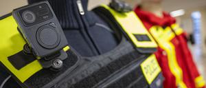 Eine Bodycam ist auf einer Polizeiuniform angebracht, aufgenommen bei einem Pressetermin zur Ausweitung des Einsatzes von Bodycams bei Berliner Polizei und Feuerwehr. Der Probelauf mit den kleinen Kameras an Uniformen von Polizisten und Feuerwehrleuten wird ausgeweitet. +++ dpa-Bildfunk +++