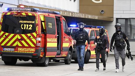 Polizei und Rettungswagen sind vergangene Woche am Wilhelm-Dörpfeld-Gymnasium im Einsatz. 