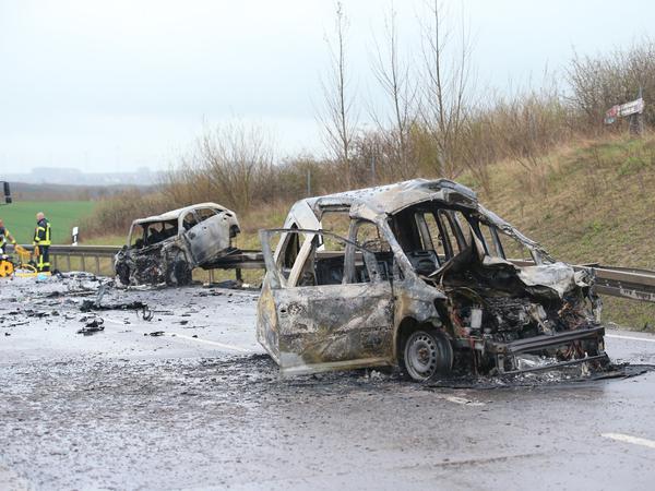 An dem Unfall waren drei Fahrzeuge beteiligt, von denen zwei in Flammen gerieten und komplett ausbrannten. 