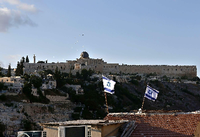 Israelische Flaggen über einem Haus im Osten Jerusalems, im Hintergrund die Al-Aqsa-Moschee.