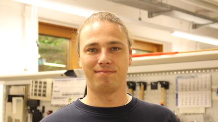 Tobias Ernst lernt Zerspanungsmechaniker bei ASML Berlin.