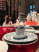 Der Becher fürs Büro und die Teller für die Sonntagstorte werden in der Meissen-Ausstellung in Berlin gezeigt.