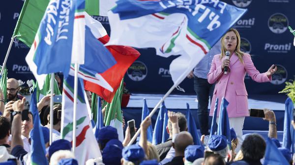 Giorgia Meloni, Vorsitzende der rechtsextremen Partei Fratelli d’Italia, hält während einer Wahlveranstaltung ihrer Partei eine Rede.