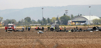 Rettungskräfte, Wrackteile: In der Nähe der Basis in Torrejon de Ardoz bei Madrid stürzte eine F-18 ab.