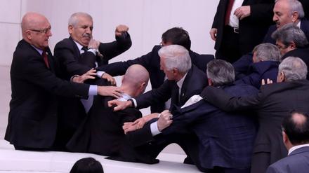 Mitglieder des türkischen Parlaments waren während einer Haushaltsdebatte in eine Schlägerei verwickelt, bei der ein Abgeordneter am 6. Dezember 2022 in Ankara mit Verletzungen ins Krankenhaus gebracht wurde.