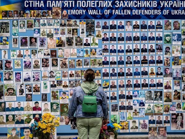 Fotos gefallener Soldaten in der Kathedrale St. Michael in Kiew.