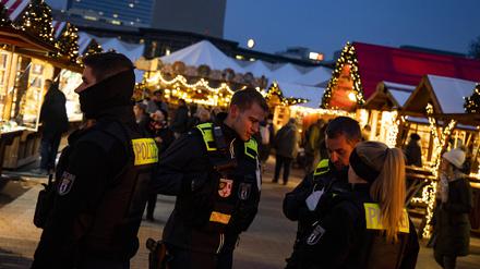 Nach dem Hinweis erhöhte die Polizei die Sicherheitsmaßnahmen rund um den Alexanderplatz in Berlin.