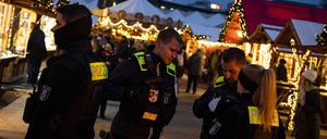 Nach dem Hinweis erhöhte die Polizei die Sicherheitsmaßnahmen rund um den Alexanderplatz in Berlin.