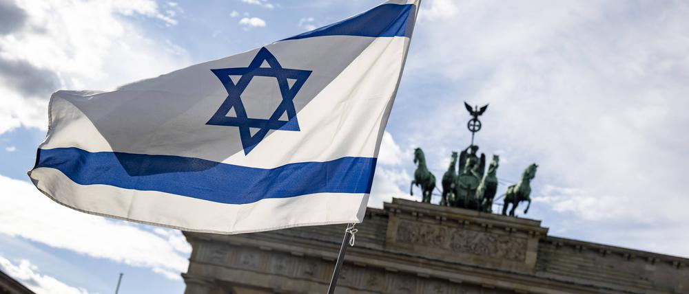 Eine israelische Flagge weht bei einer Solidaritätskundgebung für Israel am 8. Oktober. 
