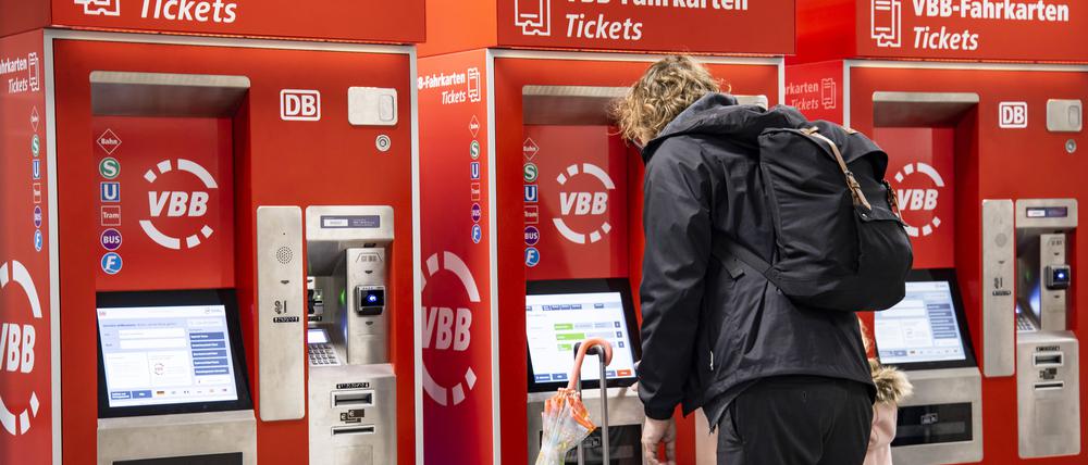 Menschen kaufen Fahrkarten an den Automaten im DB Reisezentrum in Fredrichstrasse in Berlin.