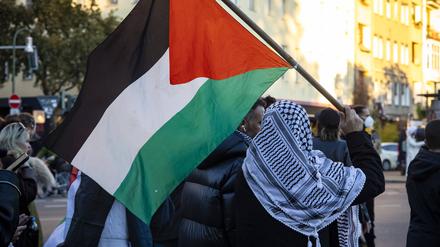 Menschen nehmen einer Demonstration in Solidarität mit Palästina in Berlin Kreuzberg am 21. Oktober 2023 teil.