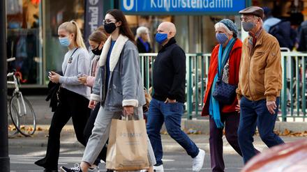 Passanten mit Masken auf der Friedrichstraße in Berlin.