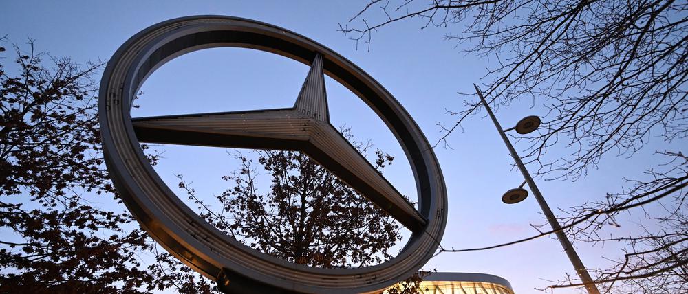 Ein Mercedes Stern, das Logo des Automobilherstellers Mercedes-Benz, steht vor der Niederlassung am Stammwerk. 