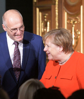 Bundeskanzlerin Angela Merkel (CDU) steht im goldenen Saal des Augsburger Rathauses neben Oberbürgermeister Kurt Gribl (CSU).