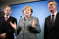 Merkel wurde bei ihrem Besuch auch vom Verfassungsschutzchef Maaßen (l.) Innenmister de Maizière begleitet.