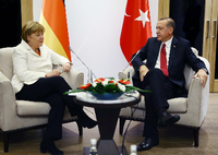 Treffen unter türkischen Fahnen: Bundeskanzlerin Angela Merkel spricht im Präsidentschaftspalast in Ankara den türkischen Präsidenten Recep Tayyip Erdogan.