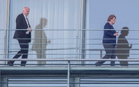 Bundeskanzlerin Angela Merkel (r, CDU) geht auf einem Balkon des Bundeskanzleramts vor Horst Seehofer, Bundesminister für Inneres, Heimat und Bau.