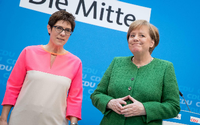 Annegret Kramp-Karrenbauer und Angela Merkel wollen die CDU in der Mitte halten.