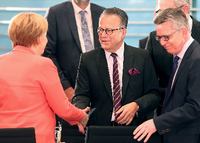 Drei, die etwas wissen sollten, könnten, müssten? Bundeskanzlerin Angela Merkel (CDU), der damalige Leiter des Bundesamtes für Migration und Flüchtlinge, Frank-Jürgen Weise (M.) und der damalige Bundesinnenminister Thomas de Maiziere (CDU) auf einem Foto aus dem Jahr 2016.