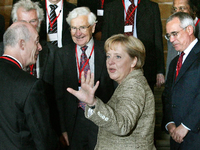 Milde lächelt Bundeskanzlerin Angela Merkel über das Geburtstagsständchen des ZDF-Journalisten Udo van Kampen.