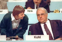Politische Karriere: Angela Merkel, damals noch Bundesfrauenministerin, während des CDU-Parteitags 1991 in Dresden mit ihrem Mentor, dem damaligen Bundeskanzler Helmut Kohl.