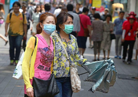 Furcht vor dem Virus. Zwei chinesische Touristinnen in Südkoreas Hauptstadt Seoul schützen sich mit Mundmasken vor Mers.