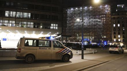 Polizeiautos stehen in der Nähe einer Metrostation vor dem EU-Hauptquartier. 