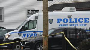 Am Tatort in Queens, der mit Flatterband abgesperrt ist, parkt ein Wagen der NYPD-Polizei der Crime Scene Unit. Ein Mann soll vier Menschen mit einem Steakmesser erstochen haben, darunter ein elfjähriges Mädchen und ein zwölfjähriger Junge. 