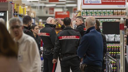 Polizeibeamte treffen am Tatort in einem Einkaufszentrum ein.