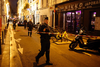 Ein Polizist sichert nach einem Messerangriff im Zentrum von Paris den Tatort.