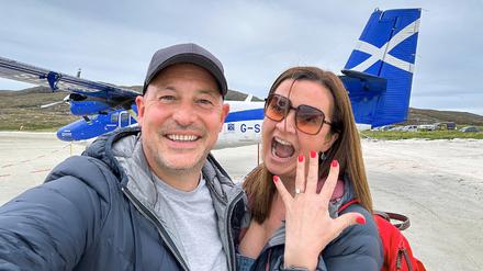 Strahlend zeigt Bridget Byrne den Verlobungsring von Stephen McCann nach der Landung auf der schottischen Insel.