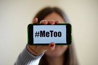 Eine junge Frau hält ein Smartphone mit dem Hashtag "MeToo" in der Hand. (Symbolbild)