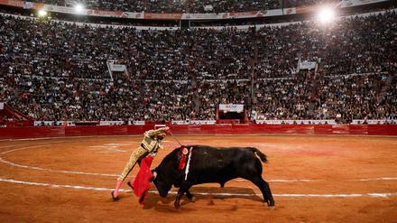 Joselito Adame tötet in der Plaza México in Mexiko-Stadt einen Stier.