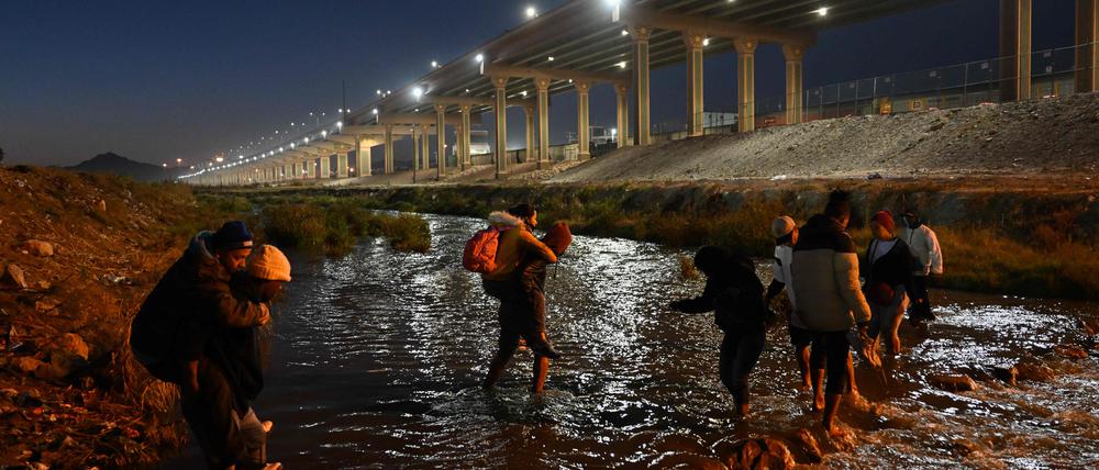 Migranten werden am 19. Dezember 2022 an der Grenze zwischen den USA und Mexiko in Ciudad Juarez im mexikanischen Bundesstaat Chihuahua über den Fluss Rio Grande nach El Paso, Texas, getragen.