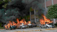 Brennende Autos außerhalb des Regionalparlaments des Bundesstaats Guerrero in Mexiko. Aufgebrachte Demonstranten zündeten später auch das Gebäude an.