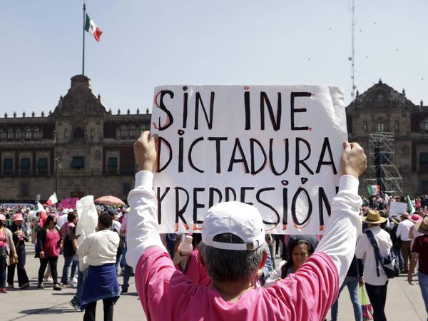 Decenas de miles se manifiestan en Ciudad de México contra la reforma electoral