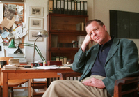 Schriftsteller Michael Rutschky 1997 in seiner Wohnung im Berliner Bezirk Kreuzberg.