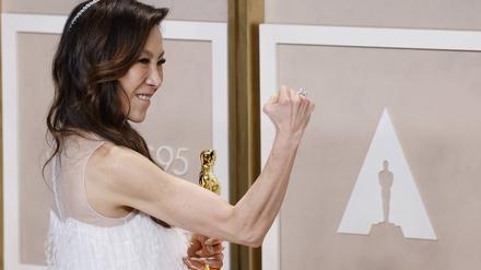 Michelle Yeoh gewinnt einen Oscar für ihre Hauptrolle in „Everything Everywhere All at Once“.  