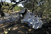 Die Überreste des notgelandeten Leichtflugzeugs auf den Flughafen von Sevilla. Der Pilot war bereits während des Flugs gestorben, die Frau hatte die Notlandung vorgenommen und überlegte schwer verletzt.