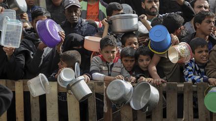 Bewohner des Gazastreifens warten auf Lebensmittel, aufgenommen am 19. November in Rafah.