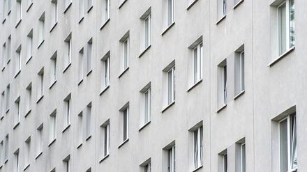 ARCHIV - 30.06.2023, Berlin: Blick auf eine graue Hausfassade mit vielen Fenstern. Der Druck am Mietmarkt in deutschen Metropolen hat laut einer neuen Studie zugenommen. (zu dpa «Studie: Mietanstieg in Metropolen beschleunigt sich») Foto: Christophe Gateau/dpa +++ dpa-Bildfunk +++