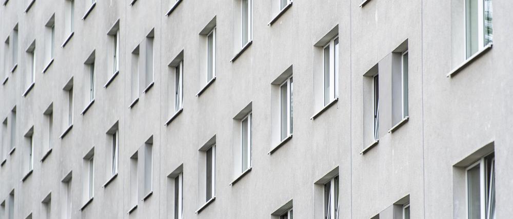 Blick auf eine graue Hausfassade mit vielen Fenstern in Berlin. 