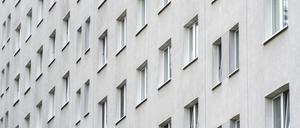ARCHIV - 30.06.2023, Berlin: Blick auf eine graue Hausfassade mit vielen Fenstern. Der Druck am Mietmarkt in deutschen Metropolen hat laut einer neuen Studie zugenommen. (zu dpa «Studie: Mietanstieg in Metropolen beschleunigt sich») Foto: Christophe Gateau/dpa +++ dpa-Bildfunk +++