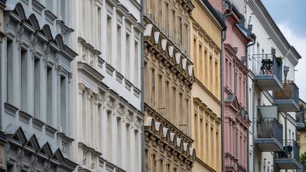 Blick auf sanierte Fassaden der Altbauwohnungen im Berliner Bezirk Prenzlauer Berg. (Symbolbild)