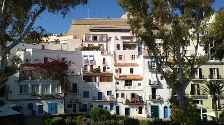 ARCHIV - 26.05.2019, Spanien, Ibiza: Wohnungen in der Altstadt von Ibiza. Auf Ibiza und Mallorca herrscht seit Jahren ein Mangel an bezahlbarem Wohnraum. Grund dafür ist neben den prekären Arbeitsbedingungen Experten zufolge auch die hohe Zuzugsrate auf den Inseln. (zu dpa-Korr «Mietwucher auf den Balearen - 500 Euro für ein Bett auf Ibiza») Foto: Patrick Schirmer Sastre/dpa +++ dpa-Bildfunk +++
